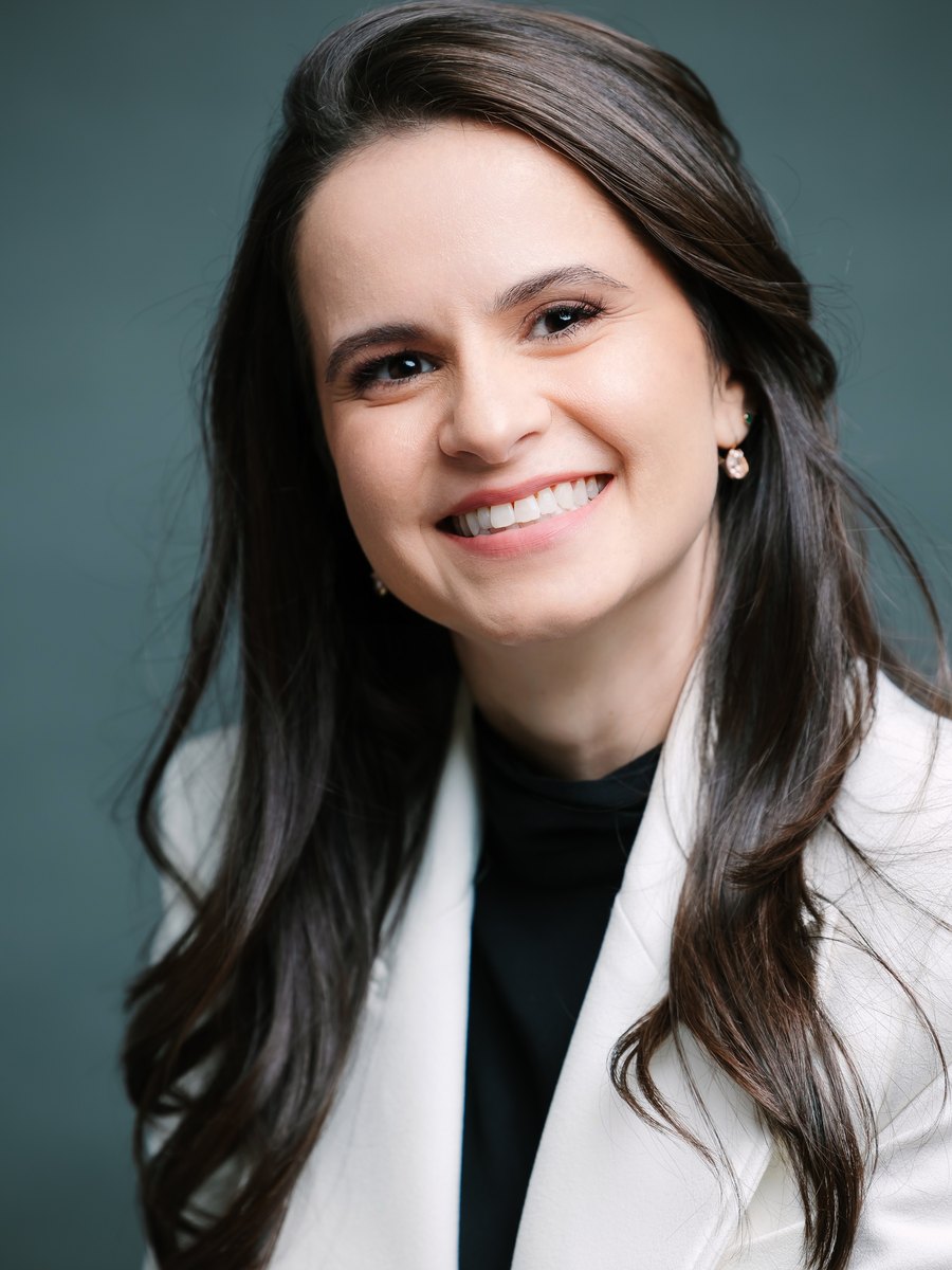 Dra. Camila Leão